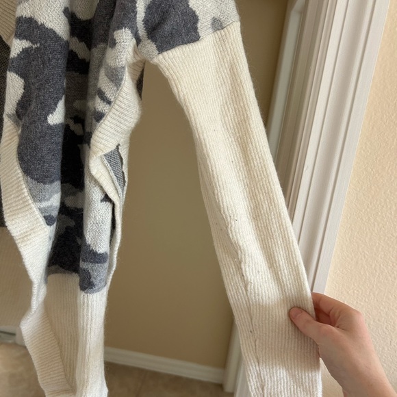 Banana Republic Camo Open Front Gray and White Size XS Long Sleeve Cardigan - Picture 8 of 8